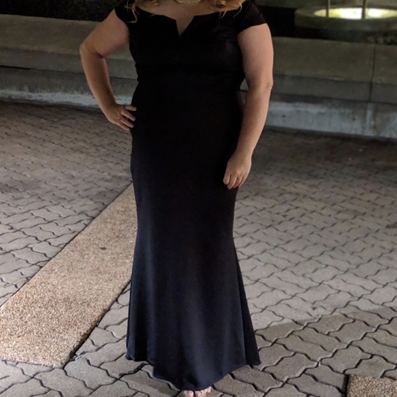 Black mermaid shaped evening gown. - Picture 2 of 2